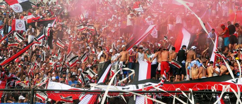 Videos: dos facciones de la barra de Chacarita se enfrentaron en la calle