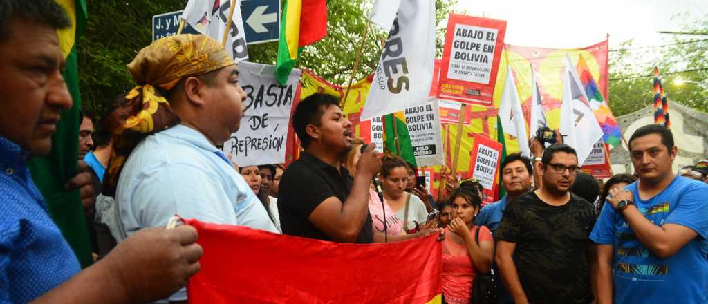 Nutrida manifestación frente al Consulado de Bolivia en Mendoza 