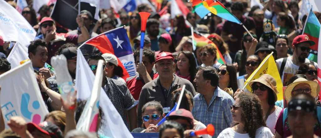 Videos: huelga general en Chile con multitudinarias manifestaciones