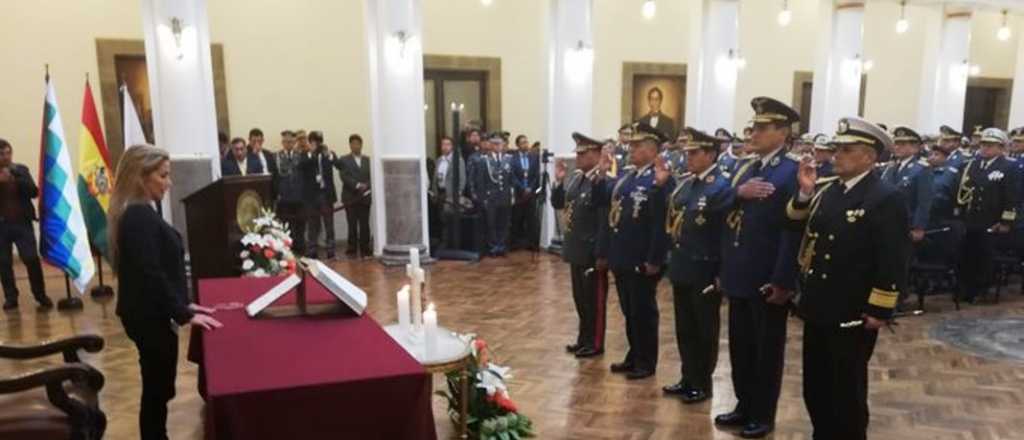 Áñez cambió la cúpula militar y tomó juramento a nuevos jefes