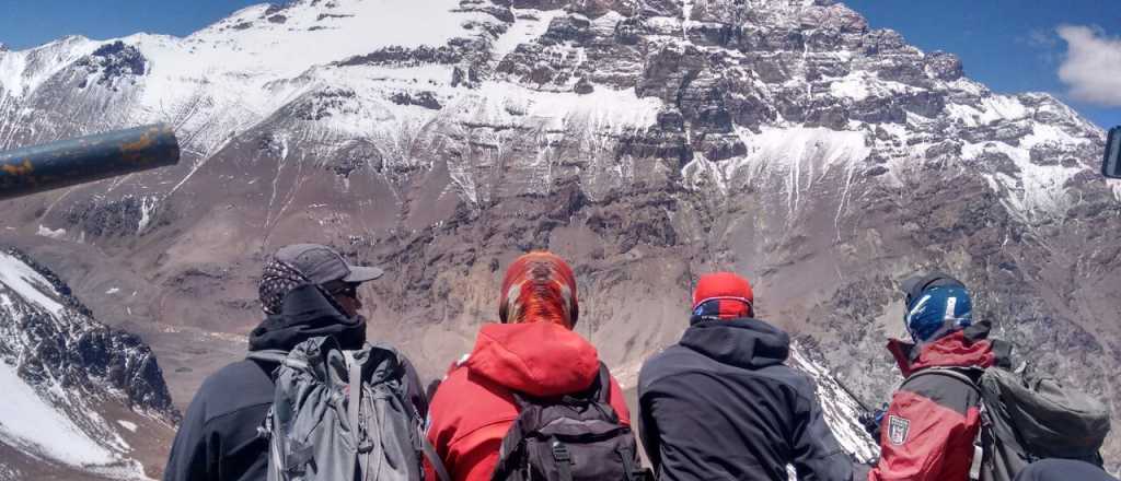 Dos policías mendocinos inauguraron la cumbre del Aconcagua