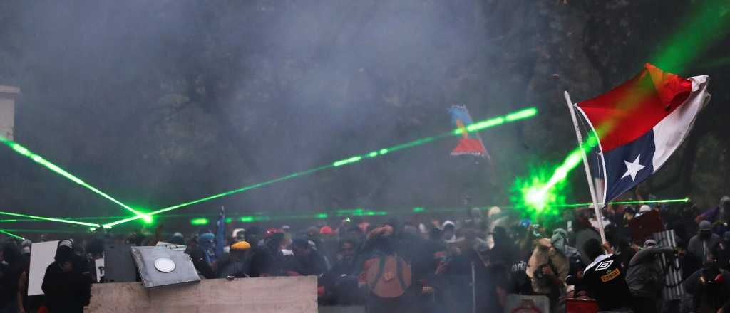 Videos: así enfrentan los manifestantes chilenos a los carabineros