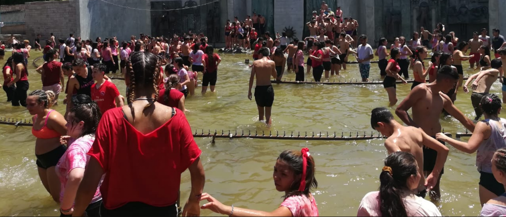 Estudiantes festejaron el último día de clases en la Plaza Independencia