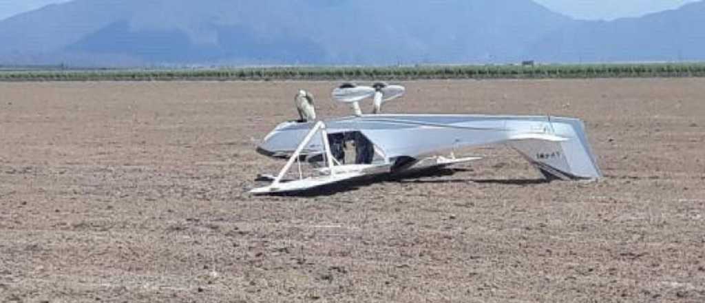 Una avioneta aterrizó de emergencia y volcó en una finca de Luján