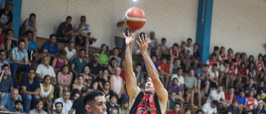 Video: increíble triple de aro a aro en el básquet mendocino