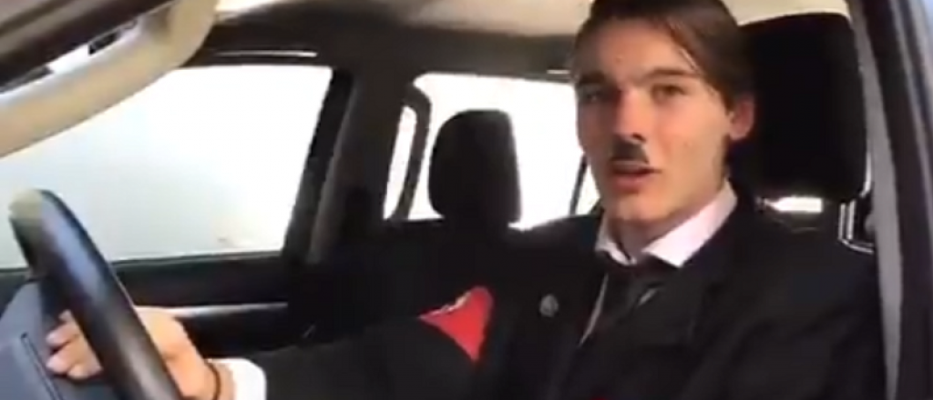 Hicieron una parodia nazi para la escuela y echaron a la docente