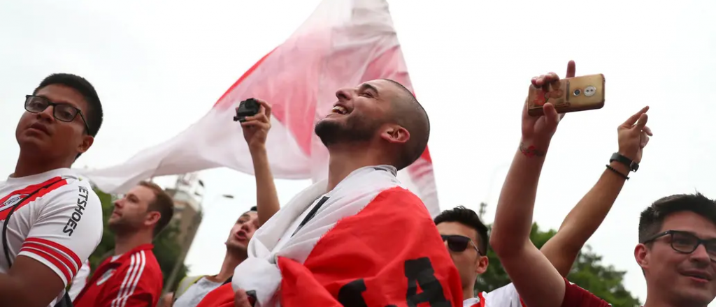 El plantel de River fue recibido por una multitud en San Martín de los Andes