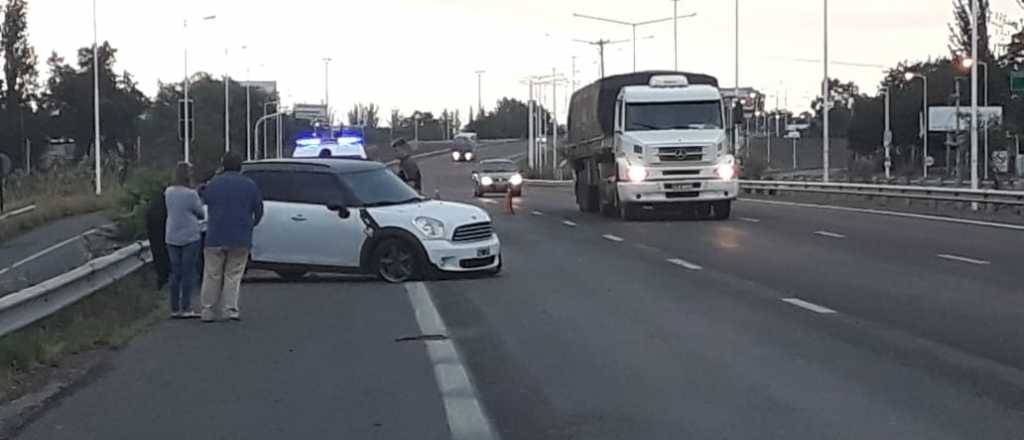 Por evadir un control policial, chocó a un Mini Cooper en el Acceso Sur