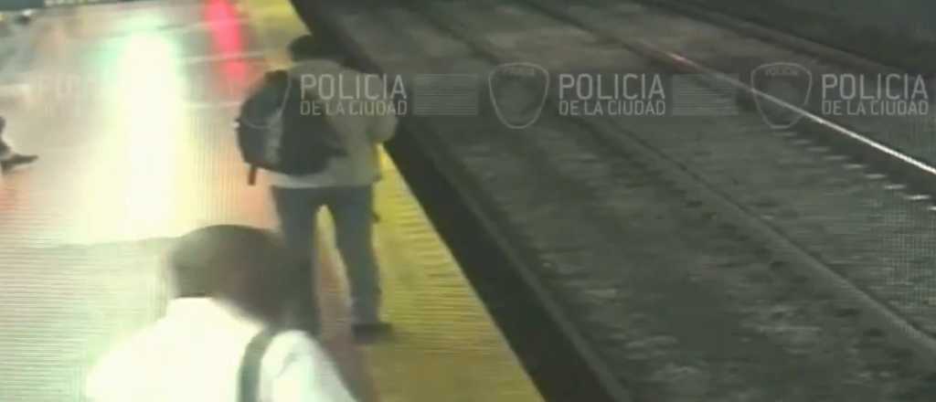 Un hombre cayó a las vías del subte en CABA, por distraerse con su celular