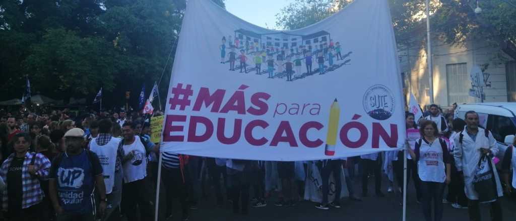 Docentes mendocinos protestaron por el pago a suplentes