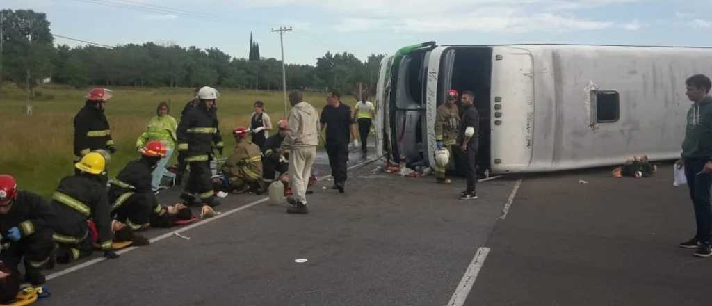 Dos nenas muertas tras volcar un micro en Buenos Aires