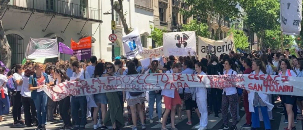 Entre piñas y empujones se aprobó el régimen para médicos residentes