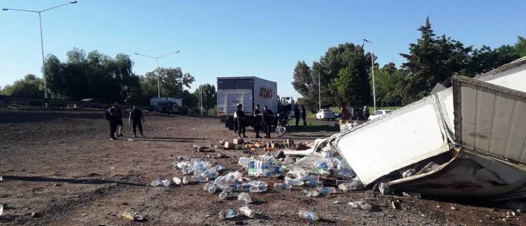 Volcó un camión del Átomo en Guaymallén y fue saqueado