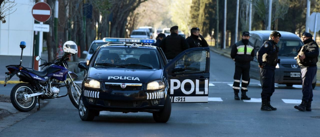 Una adolescente disparaba al aire en Godoy Cruz y la detuvieron 