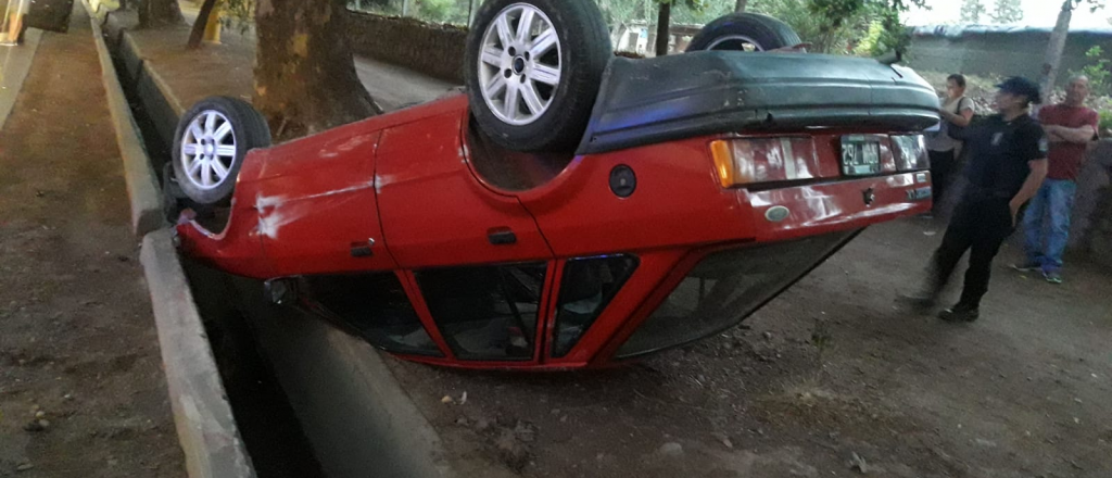 Un auto chocó y volcó frente al museo Fader