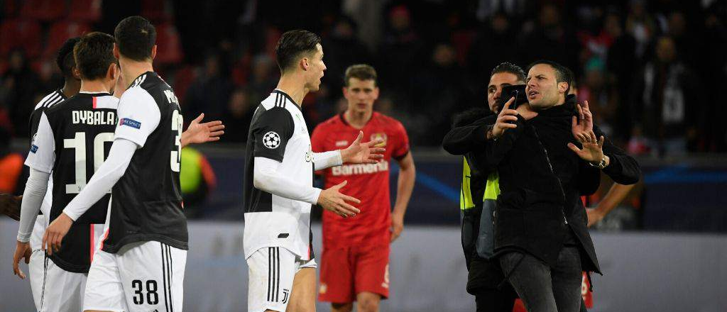 Invadió la cancha, quiso una selfie con Ronaldo y Cristiano casi le pega