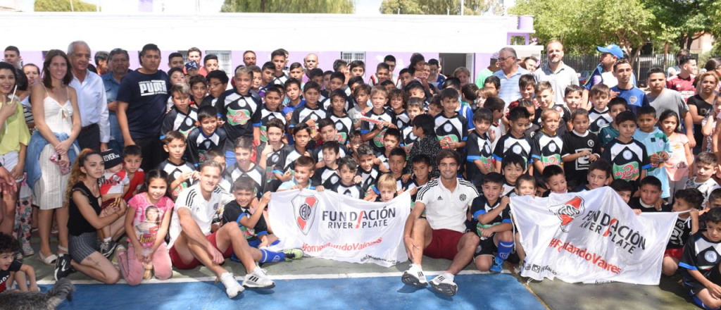 Parte del plantel de River donó materiales en una Escuelita de Fútbol