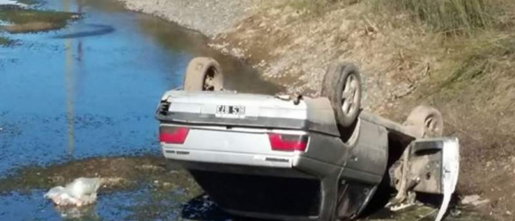 Murió un niño al caer el auto en el que viajaba a un canal en Guaymallén