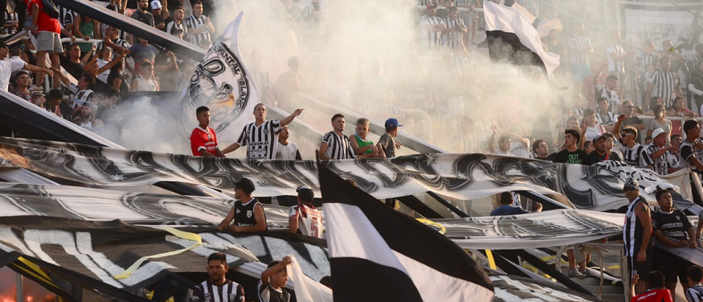 Fotos y videos: la fiesta en las tribunas durante la final de la Copa Mendoza