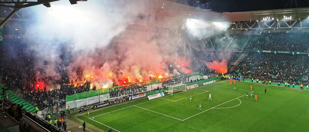 Video: el irresponsable show de fuegos artificiales de una hinchada francesa