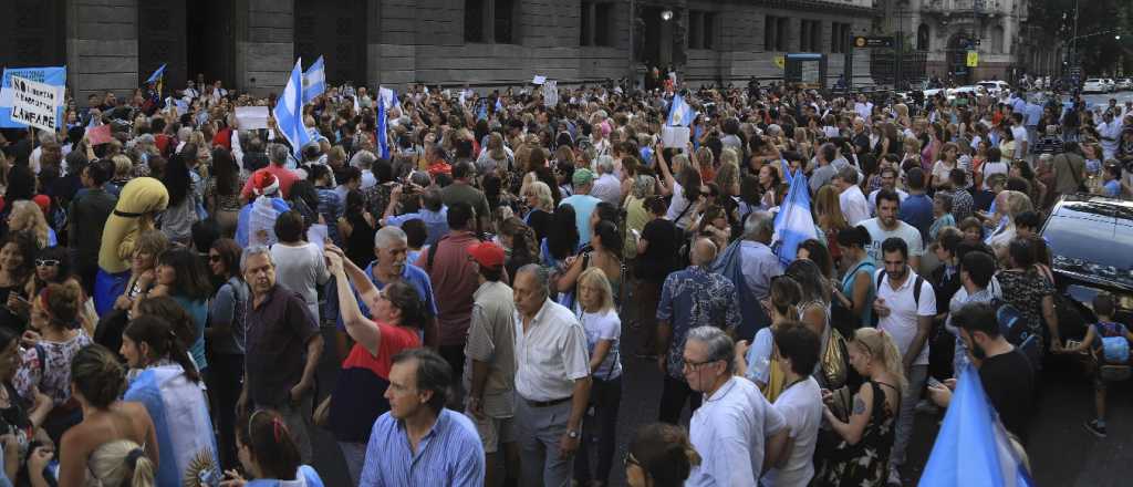 Fuerte operativo en las afueras del Congreso por el debate de la "ley ómnibus"