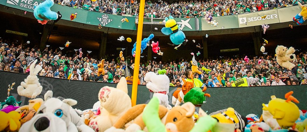 Hubo lluvia de peluches en el entretiempo de Betis - Atlético de Madrid