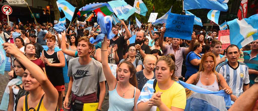 Banderazo por el agua en el centro de Mendoza