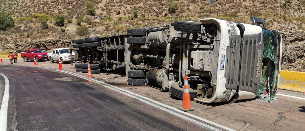 Un camión mendocino cargado con vino volcó en Chile