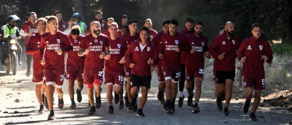 River trotó por la Ruta 40 ¡y los hinchas corrieron con los jugadores!