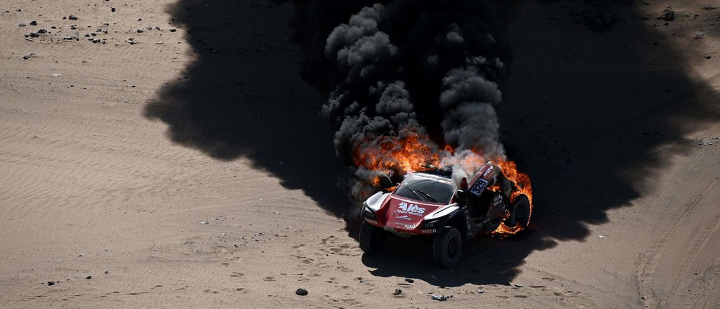 Rally Dakar: un auto se incendió y el piloto salvó su vida de milagro