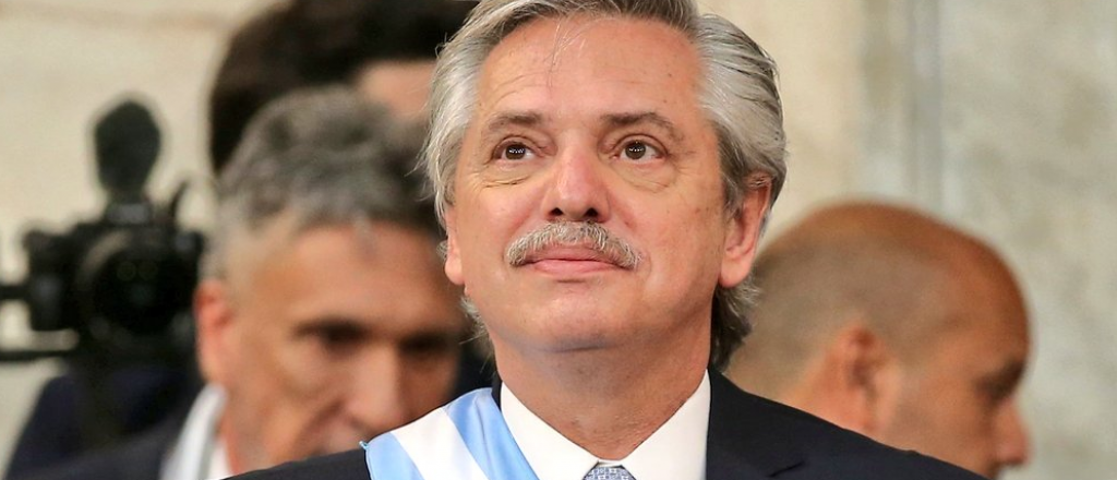 El Presidente cumplió un mes de gestión y justificó sus medidas por Twitter