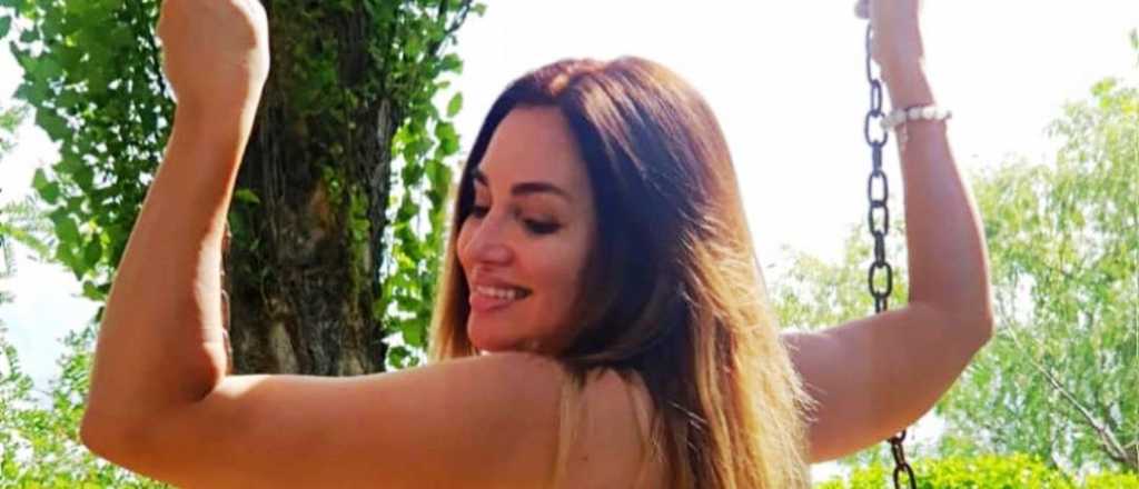 La sensual foto de Belén Francese junto a su oso de peluche