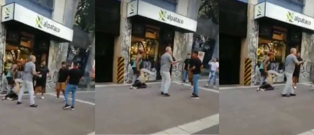 Video: golpes, corridas y vidrios rotos por marihuana en la Peatonal