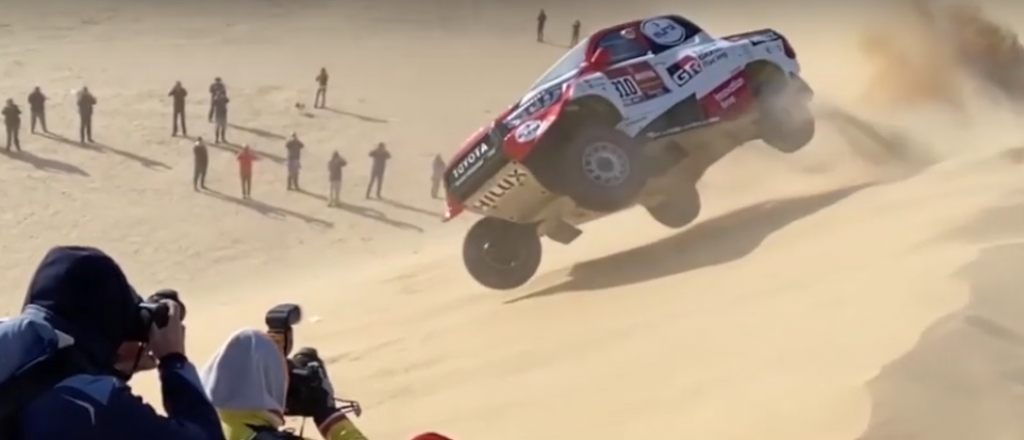 Video: el espectacular vuelco del ex Fórmula 1, Fernando Alonso, en el Dakar