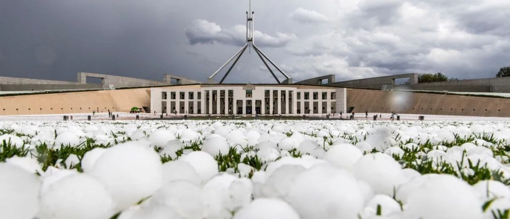 Australia enfrenta tormentas de polvo y granizo