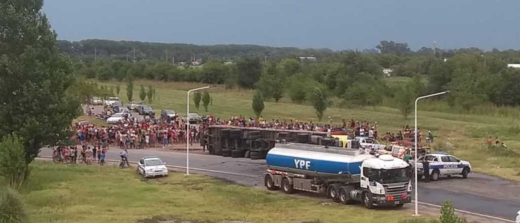 Volcó un camión con galletitas y los vecinos robaron toda la carga