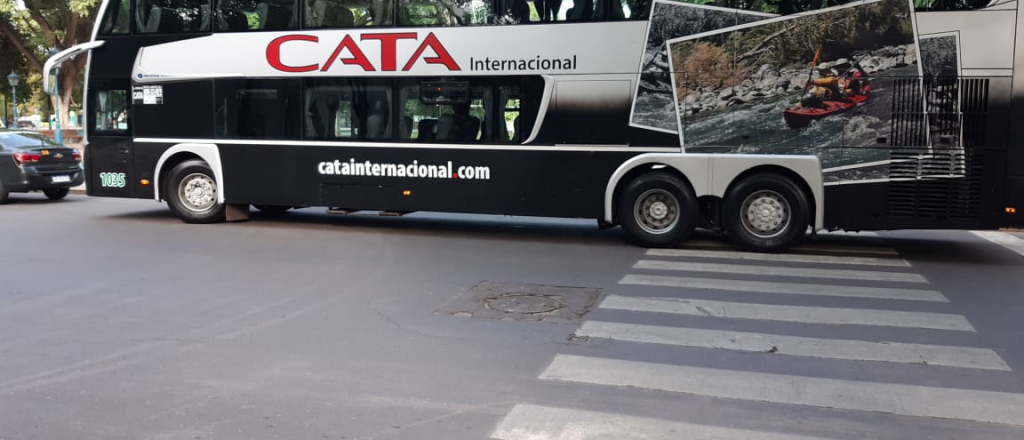 Post ciudadano: los choferes de CATA estacionan sobre la senda peatonal