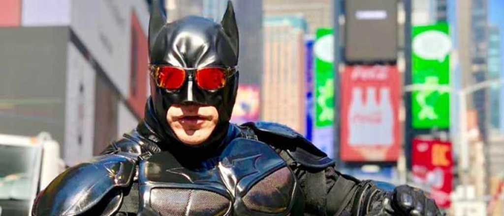 Batman del Time Square escrachó a una K por "no usar el dólar solidario"