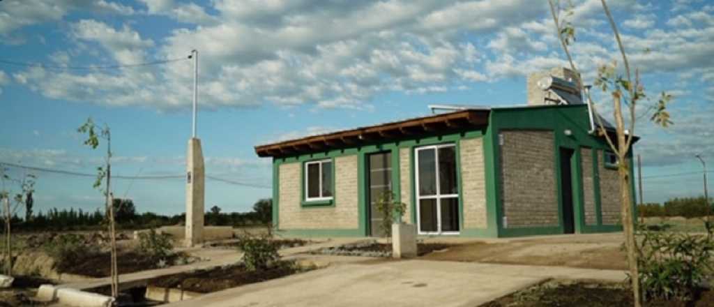 En un fin de semana, Junín juntó botellas para hacer una casa de 60 metros