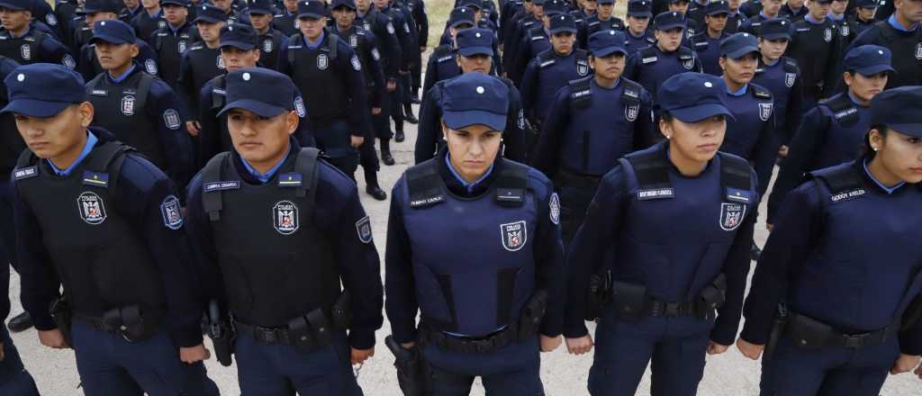 La policía de Mendoza se equipó con drones, armas y un tractor