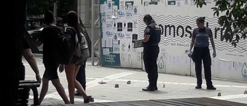 Buscan a quienes mandaron a pintar grafitis en la Peatonal 