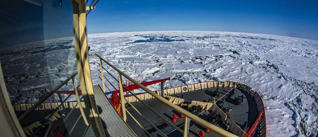 Video: así rompe el hielo de la Antártida el ARA Almirante Irízar