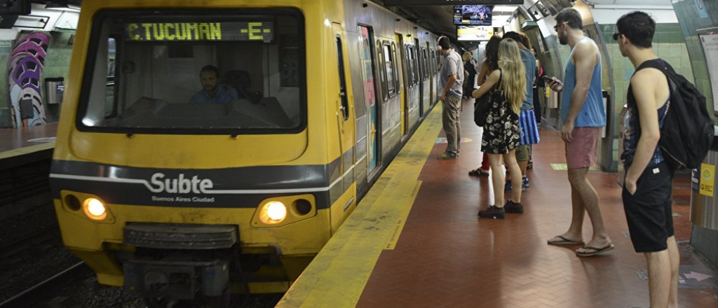 Video: una mujer agredió a un joven por llevar al perro en el subte