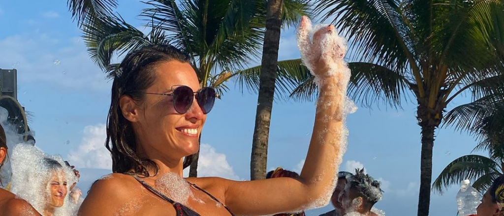 Pampita y Moritán, enamorados en la fiesta de la espuma en México