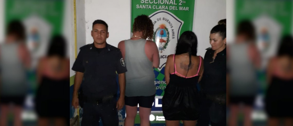 Una pareja enterró a su beba en la arena para ir a meterse al mar