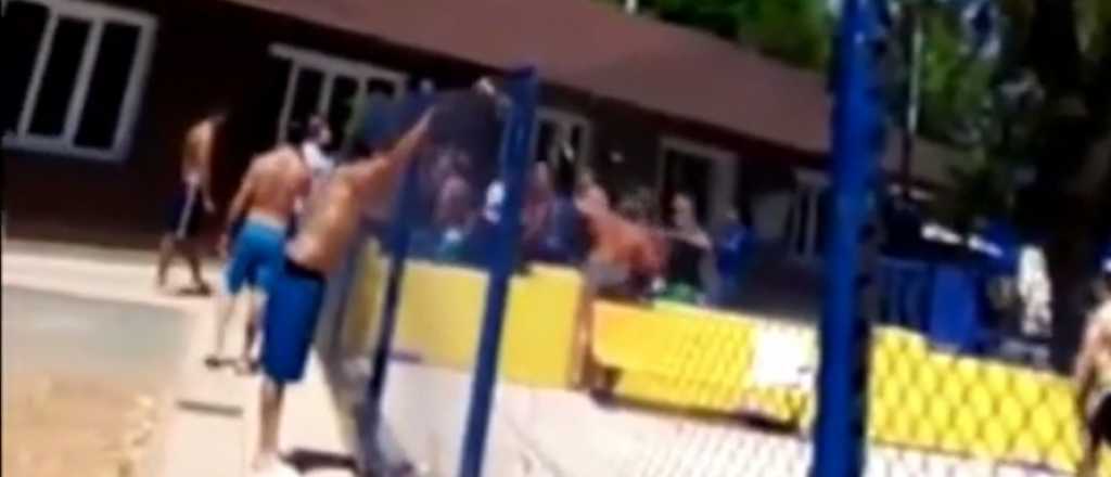 Video: incidentes entre barras de Boca en la pileta del club