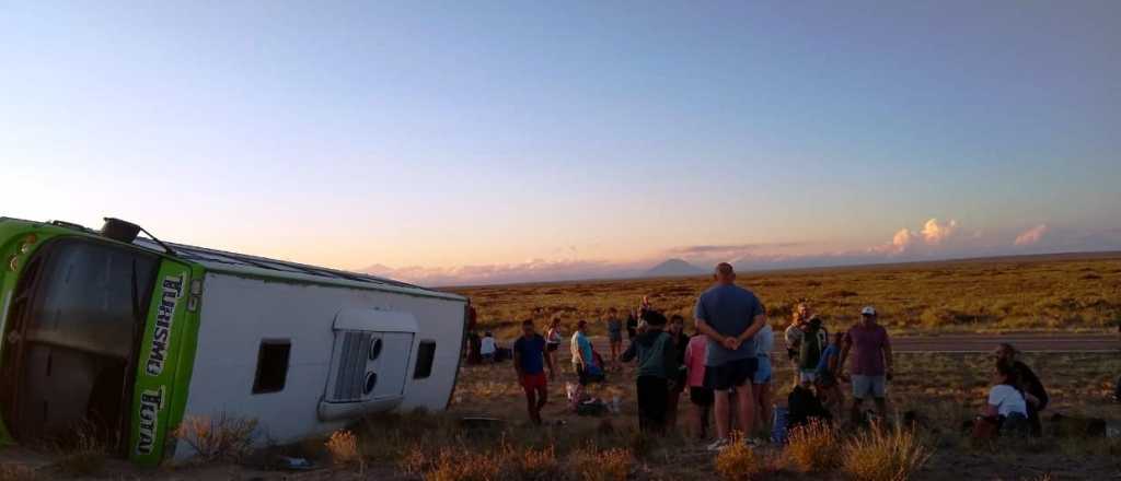 Volcó un micro en San Rafael: 15 personas con heridas leves