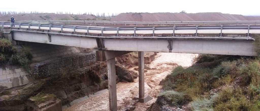 El tránsito está cortado en la Ruta 40 por posible derrumbe de un puente