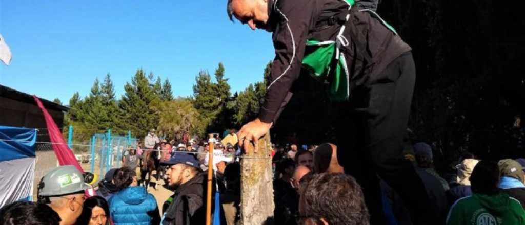 Incidentes en la marcha contra un inglés que se apropió un lago patagónico