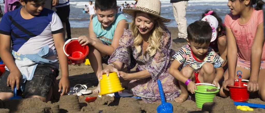 Fabiola acompañó a niños sanjuaninos a conocer el mar y explotaron las redes